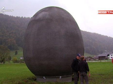 Das riesige Beton-Ei steht an der Ortseinfahrt von Andelsbuch