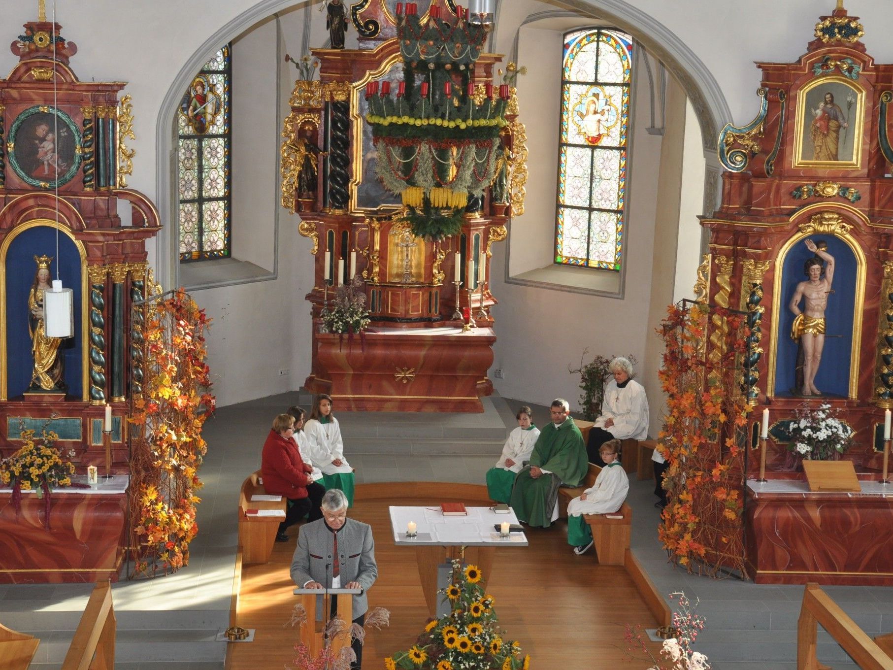 Die Erntedankkrone von Josef Waibel (vorne) war der Blickfang in der Kirche beim Erntedankfest. Die Erntedankkrone von Josef Waibel (vorne) war der Blickfang in der Kirche beim Erntedankfest.