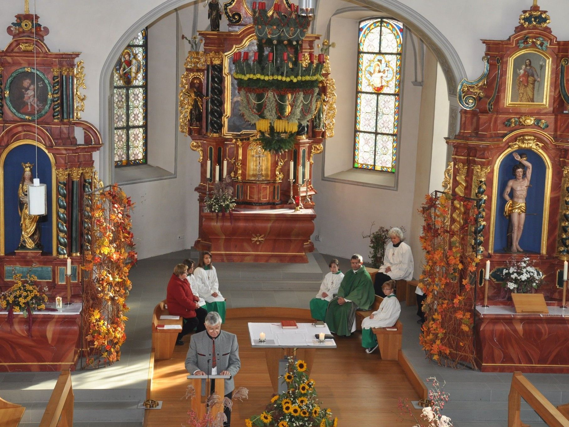 Die Erntedankkrone von Josef Waibel (vorne) war der Blickfang in der Kirche beim Erntedankfest.