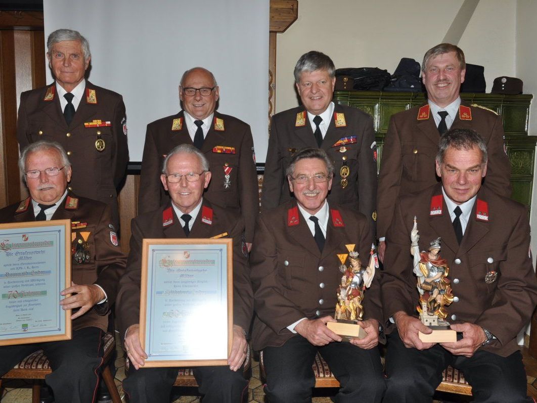 Die Geehrten Romuald Ender, Hildebert Ender, Roland Kilga und Armin Loacker (vorne v.l.) freuten sich über die Würdigung ihres langjährigen Einsatzes. Die Geehrten Romuald Ender, Hildebert Ender, Roland Kilga und Armin Loacker (vorne v.l.) freuten sich über die Würdigung ihres langjährigen Einsatzes.