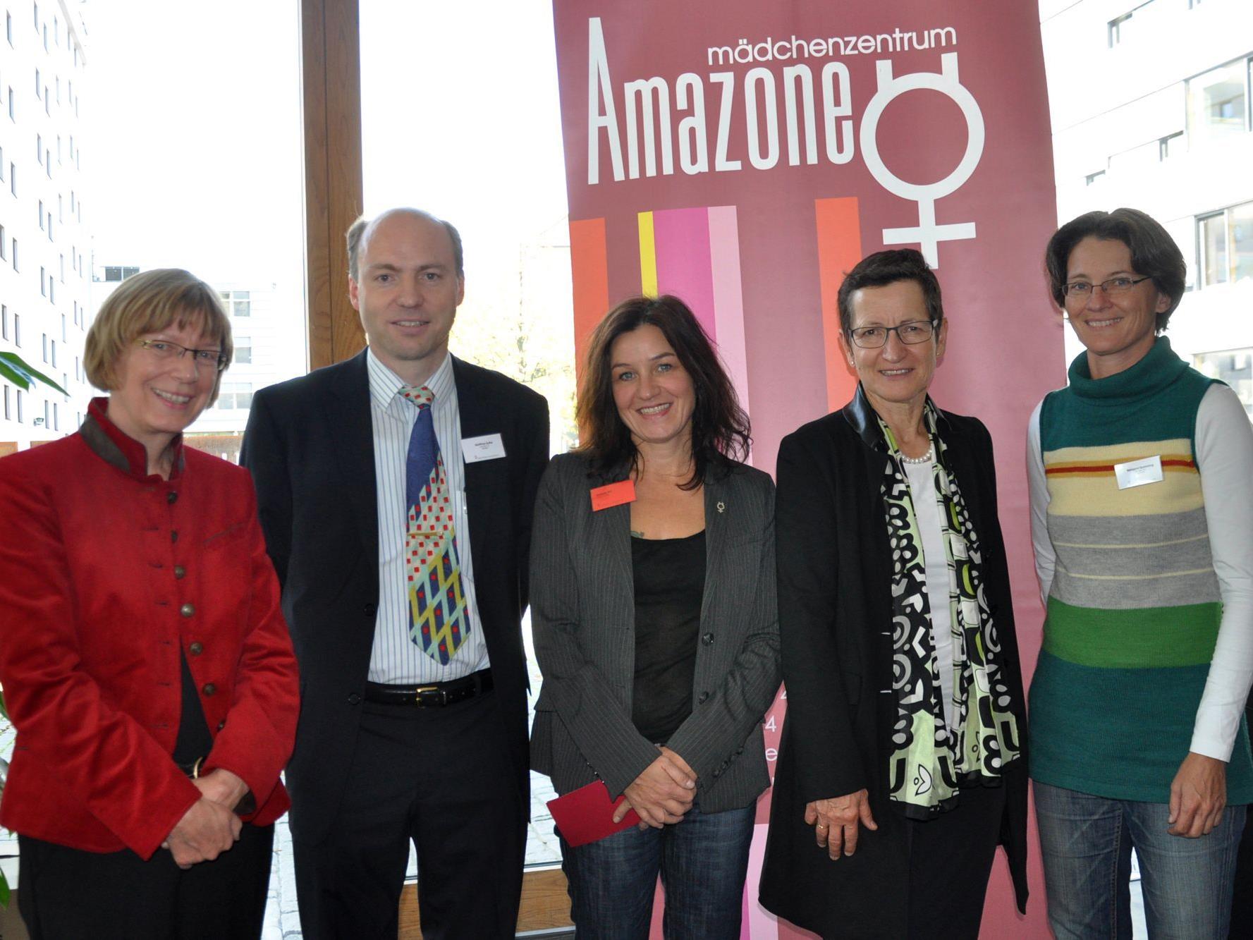 (von links nach rechts): Mag.a Monika Lindermayr, Dr. Matthias Sutter, Mag.a Amanda Ruf M.A., Landesrätin Dr.in Greti Schmid, Dr.in Reingard Spannring