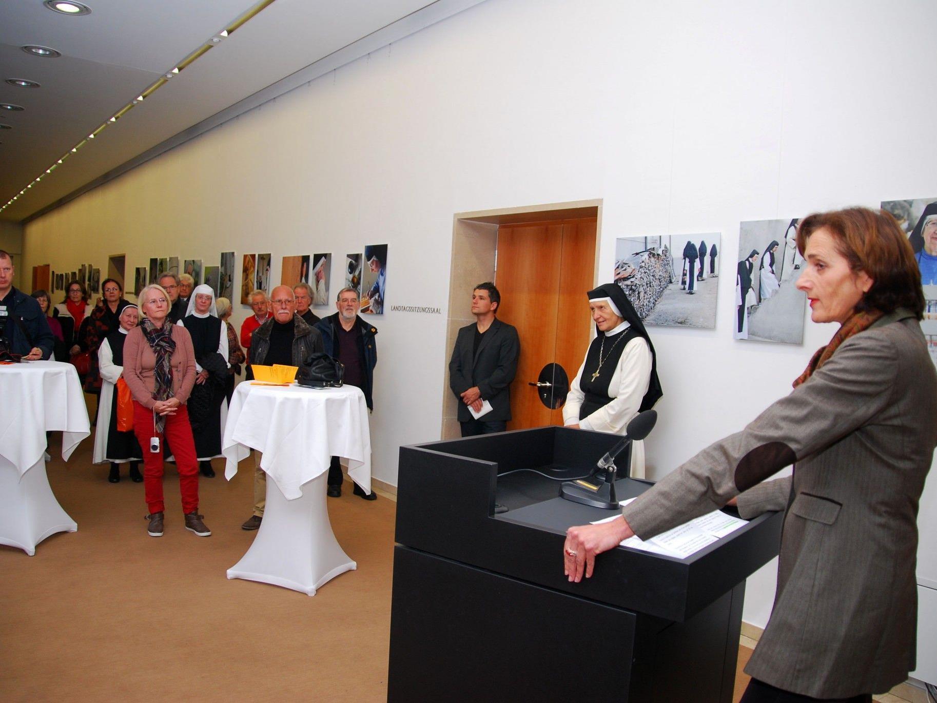Landtagspräsidentin Bernadette Mennel eröffnet die Ausstellung "Beseelte Stille".