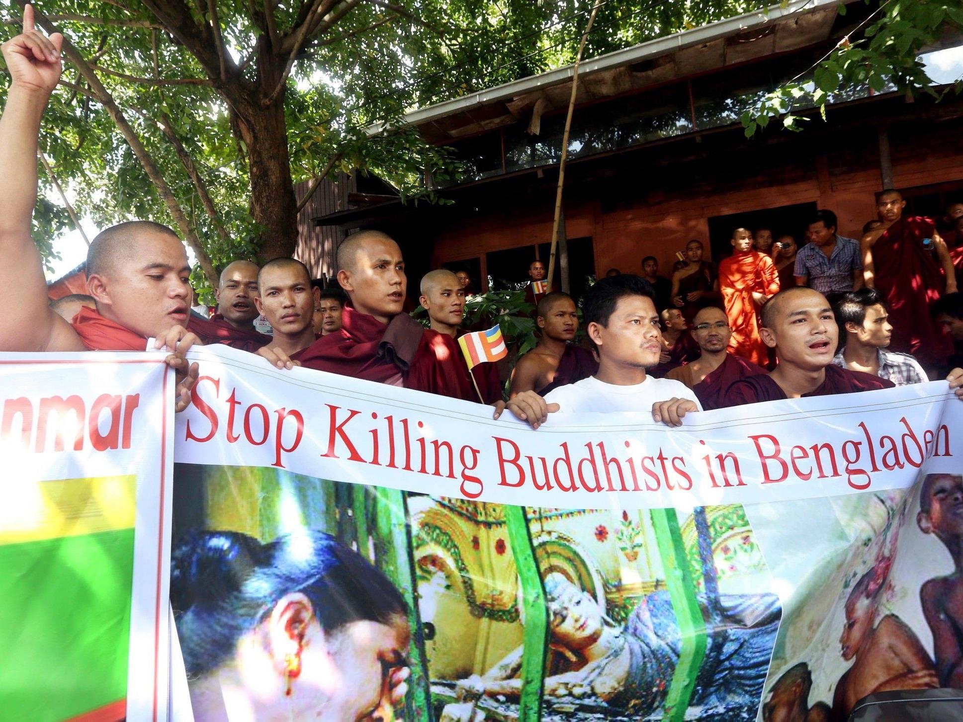 Burmesische Buddhisten protestieren gegen die Tötung von Buddhisten in Bangladesh. Zeitgleich werden in Burma Muslime getötet.
