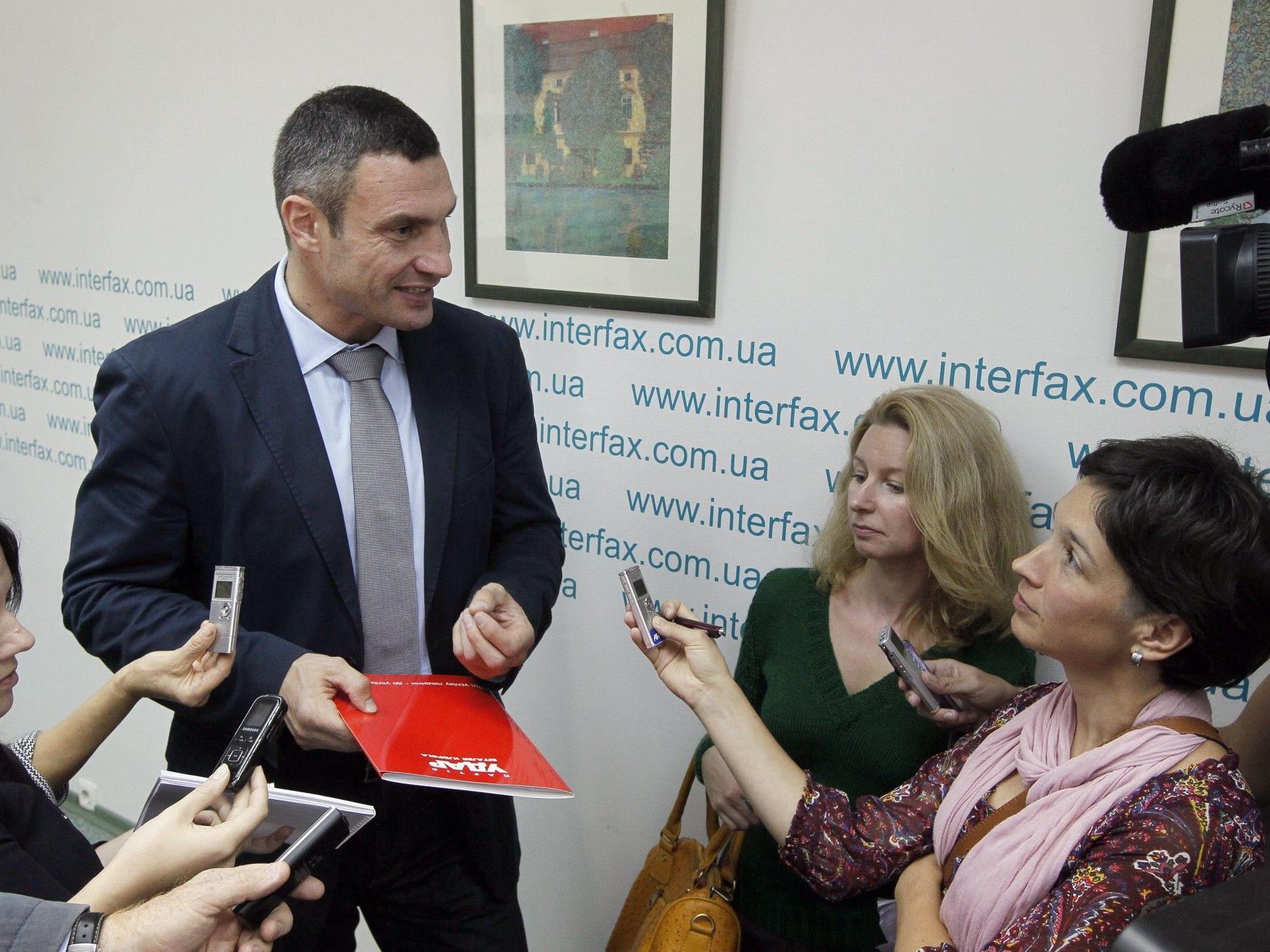 Vitali Klitschko spricht nach einer Pressekonferenz seiner Partei "UDAR" mit Journalisten.