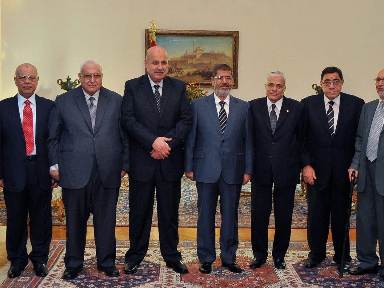 Der ägyptische Präsident Mursi mit Regierungsmitgliedern und hohen Beamten.
