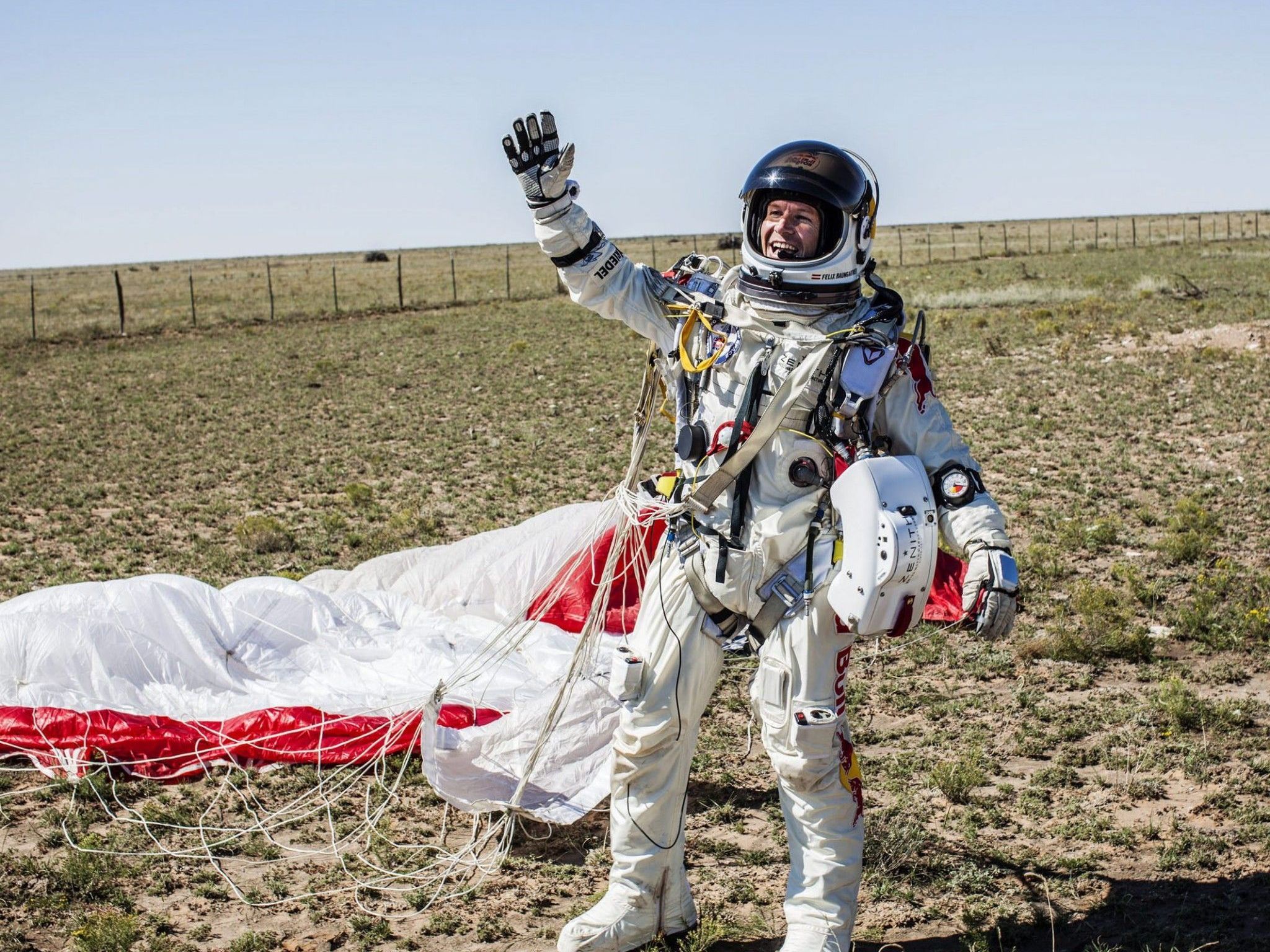 Felix Baumgartner nach der sicheren Landung: 1.342,8 km/h geschafft, drei Rekorde gebrochen. Felix Baumgartner nach der sicheren Landung: 1.342,8 km/h geschafft, drei Rekorde gebrochen.