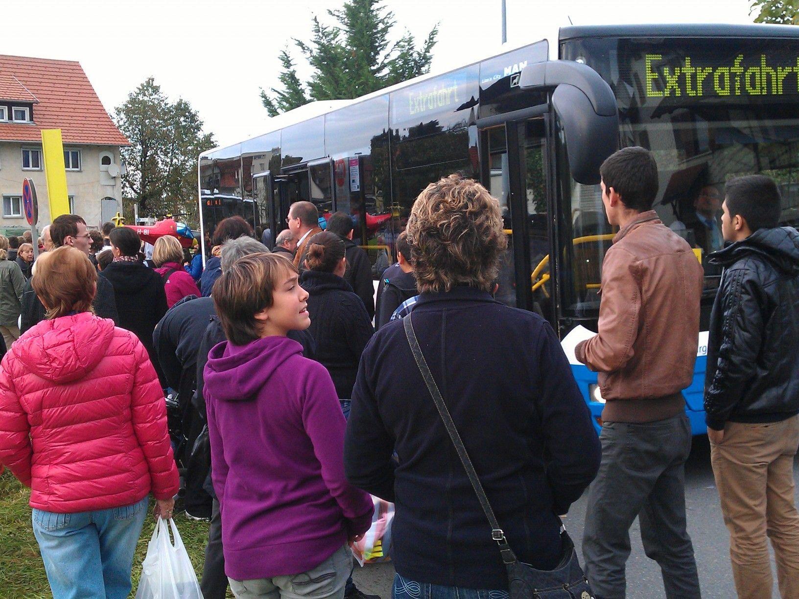 Extrafahrt: Volle Busse bringen Besucher zur Lustenauer Kilbi