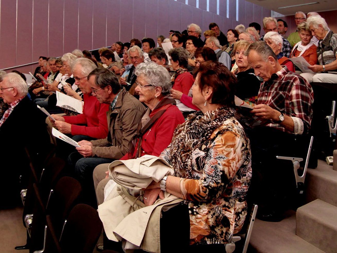 Interessiert lauschte die Gruppe der Versammlung im Landhaus Interessiert lauschte die Gruppe der Versammlung im Landhaus