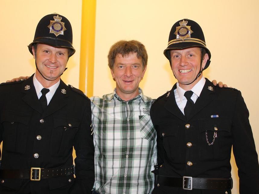 Regisseur Martin Ritter mit dem Polizistenduo Mike Moosbrugger und Bernhard Mayer.