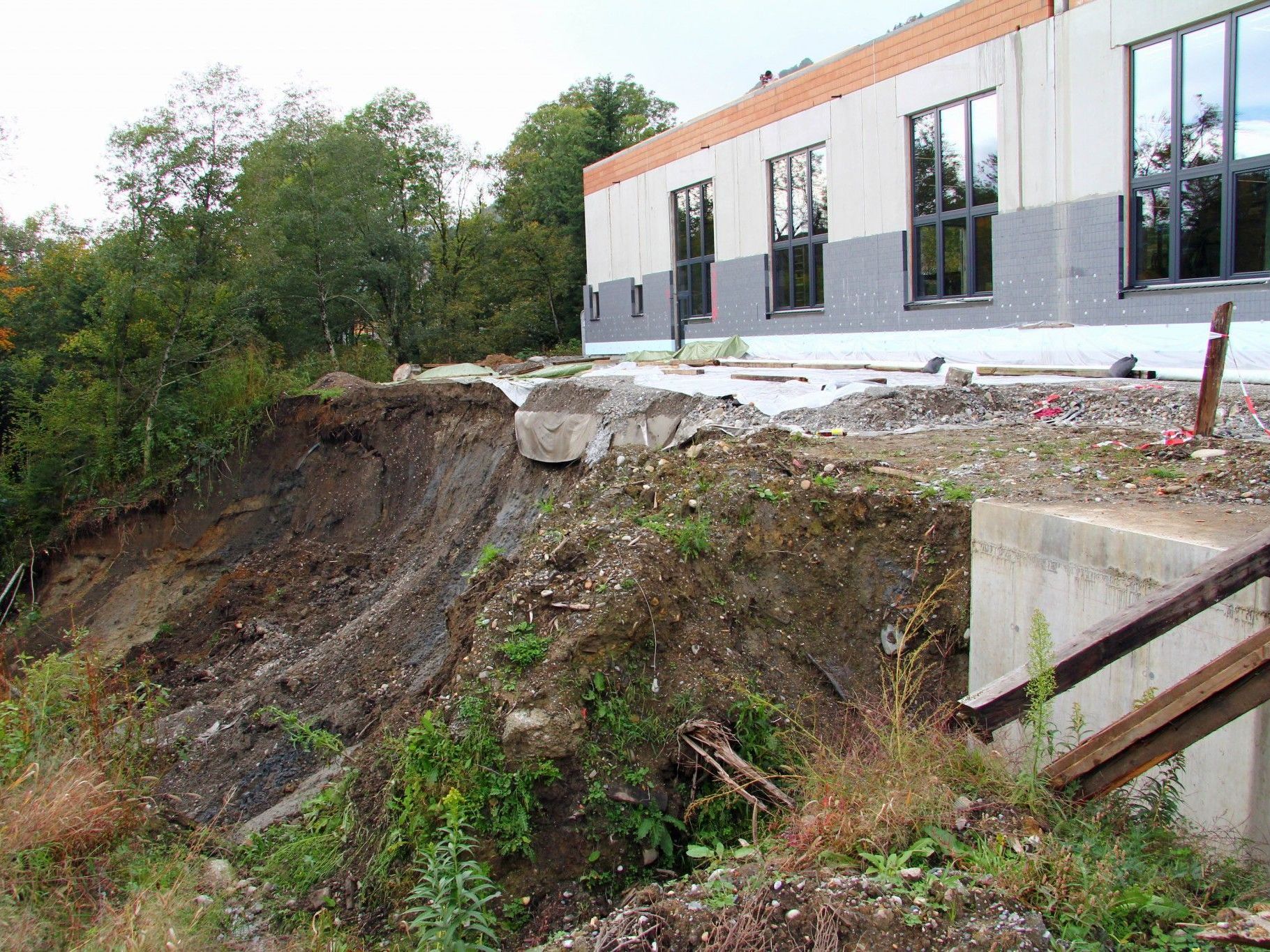 Nach dem Hangrutsch scheint das Gebäude vorläufig gesichert. Nach dem Hangrutsch scheint das Gebäude vorläufig gesichert.