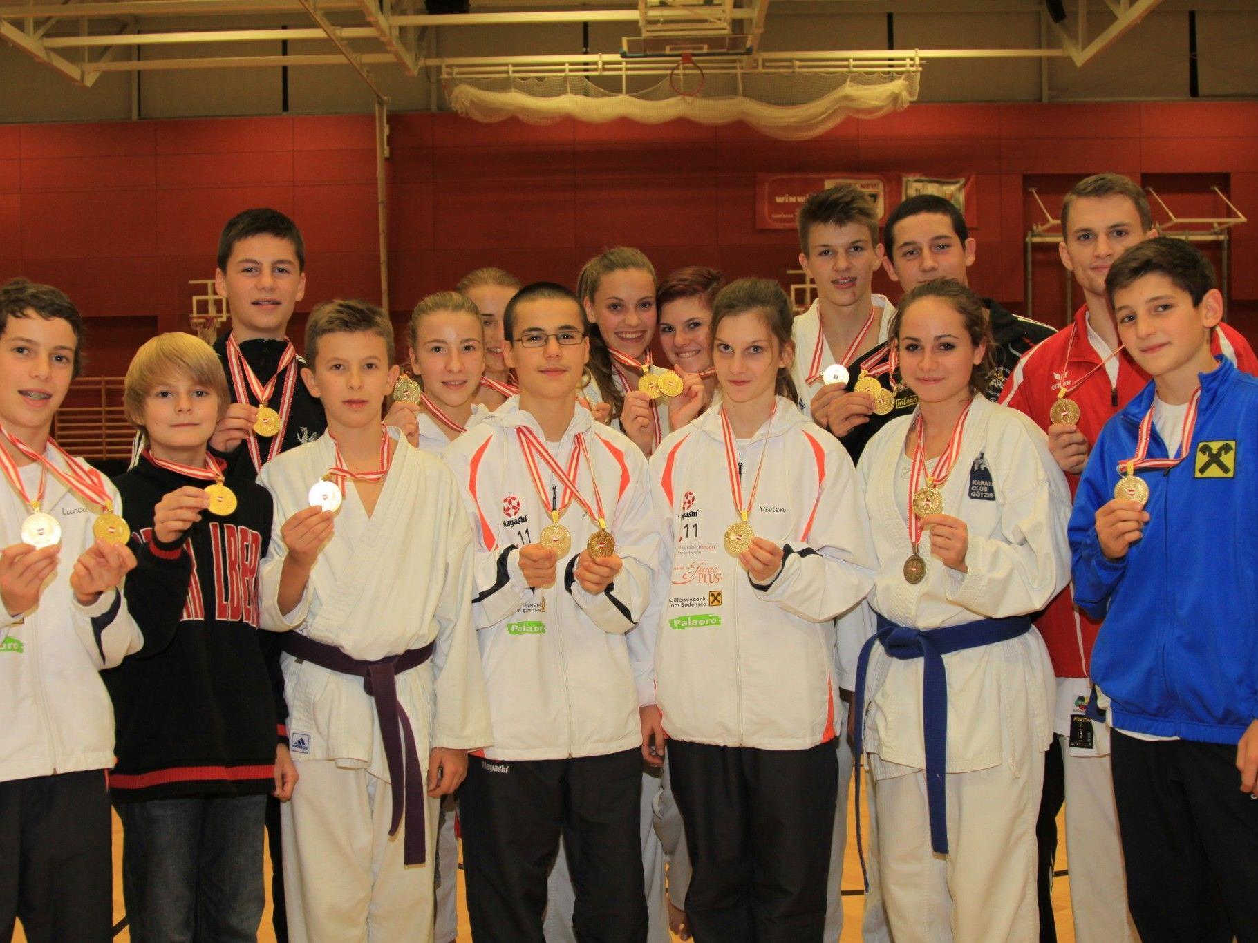 Alle Goldmedaillengewinner bei den Karate-Nachwuchstitelkämpfen in OÖ.