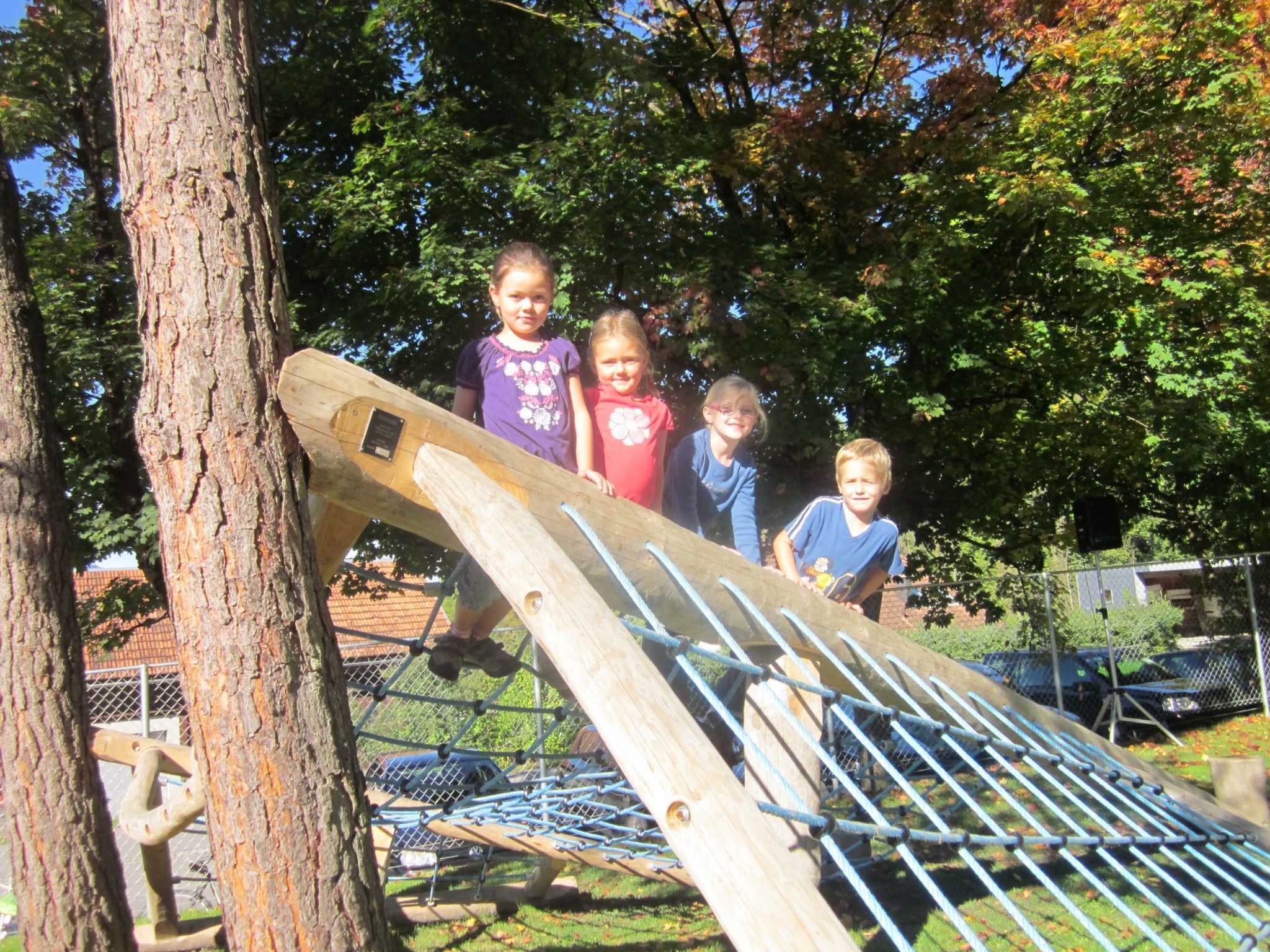 Die Kinder sind begeistert vom neuen Spielplatz. Die Kinder sind begeistert vom neuen Spielplatz.