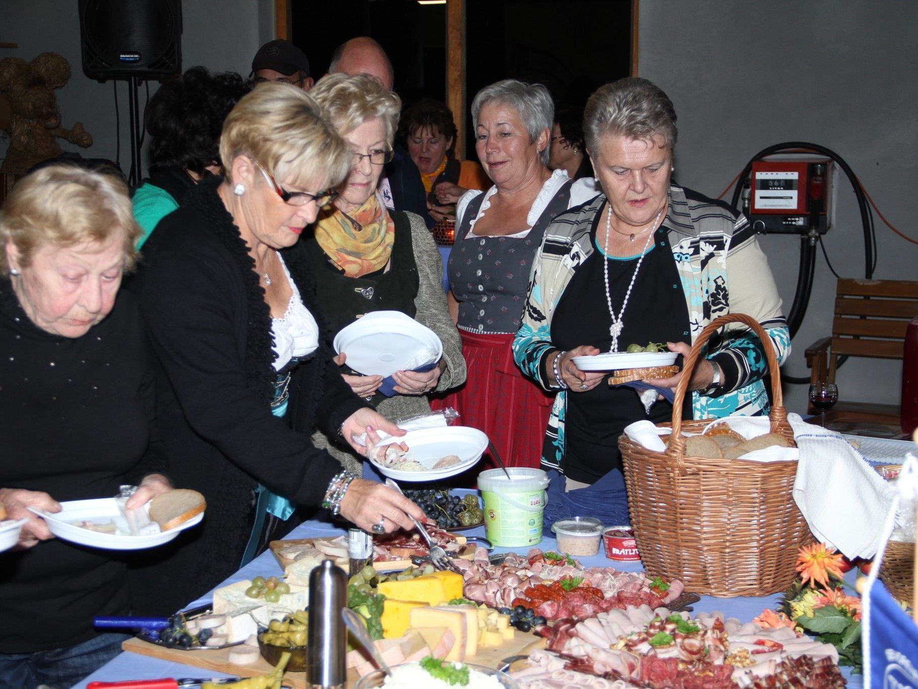 Das Buffet beim Törggelen ließ auch dieses Jahr keine Wünsche offen Das Buffet beim Törggelen ließ auch dieses Jahr keine Wünsche offen