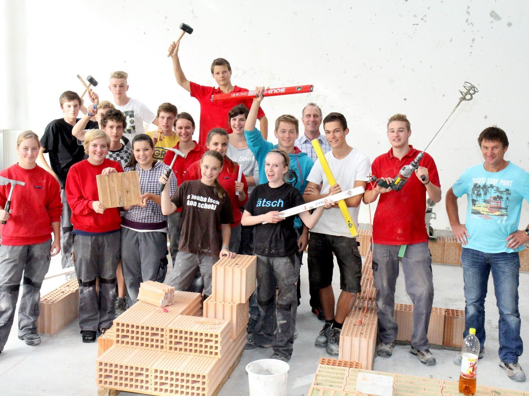 HTL-Schüler bauen Häuser. HTL-Schüler bauen Häuser.