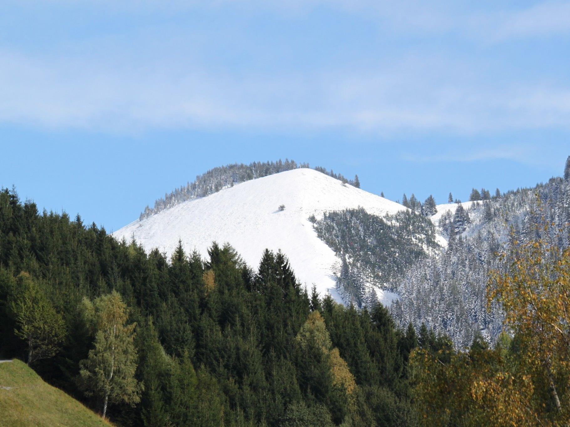 Erster Schneefall in dieser Herbst-Wintersaison am Fraxner First und Umgebung am Montag, 15. Oktober 2012.