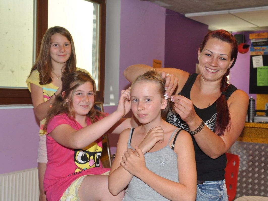 Der Frisurenworkshop wurde für die Mädchen zum „Hit“. Der Frisurenworkshop wurde für die Mädchen zum „Hit“.