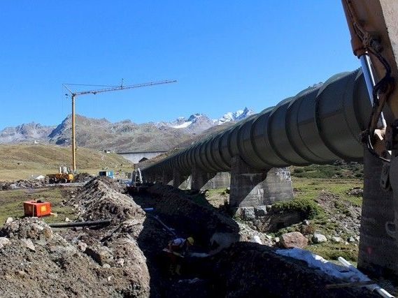Ein Kanal von der Bielerhöhe bis Partenen wird gegraben. Ein Kanal von der Bielerhöhe bis Partenen wird gegraben.