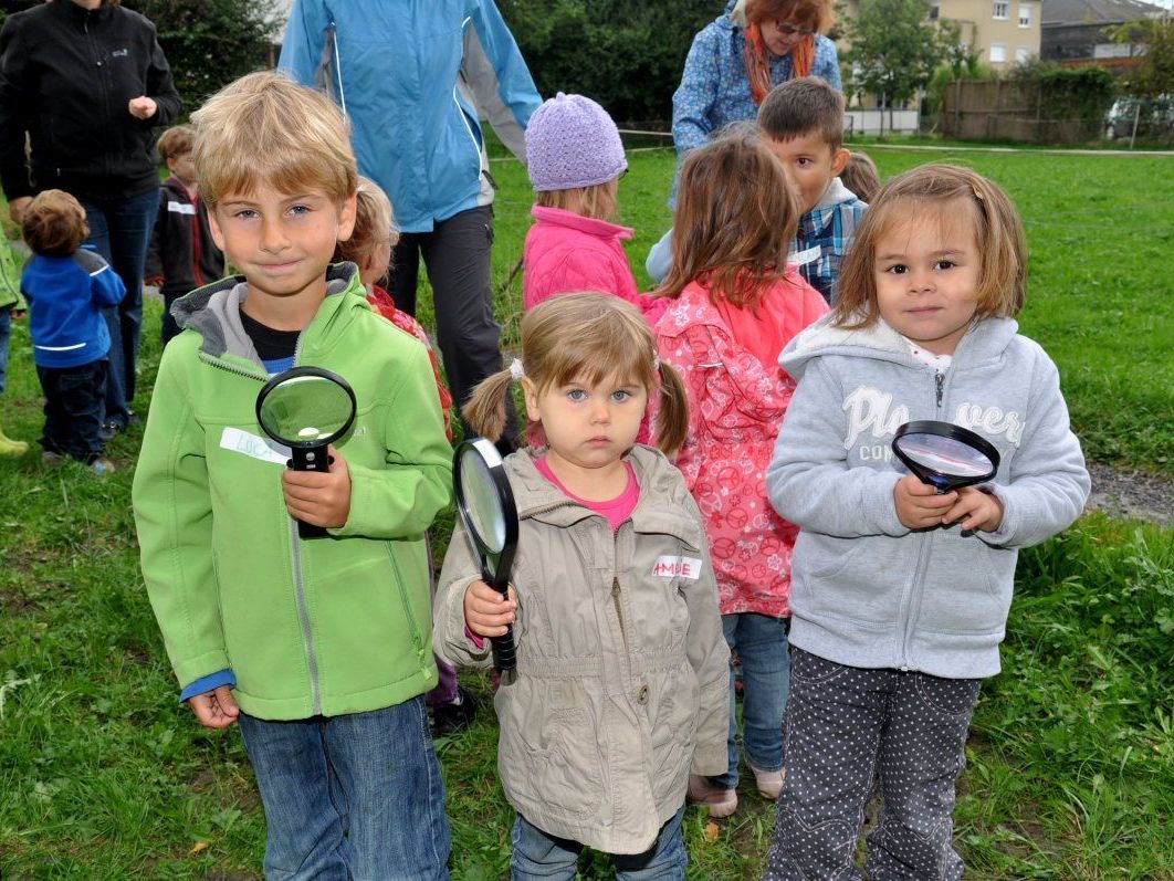 Ausgestattet mit einer Lupe sind die Kinder auf Entdeckungsreise in der Natur. Ausgestattet mit einer Lupe sind die Kinder auf Entdeckungsreise in der Natur.