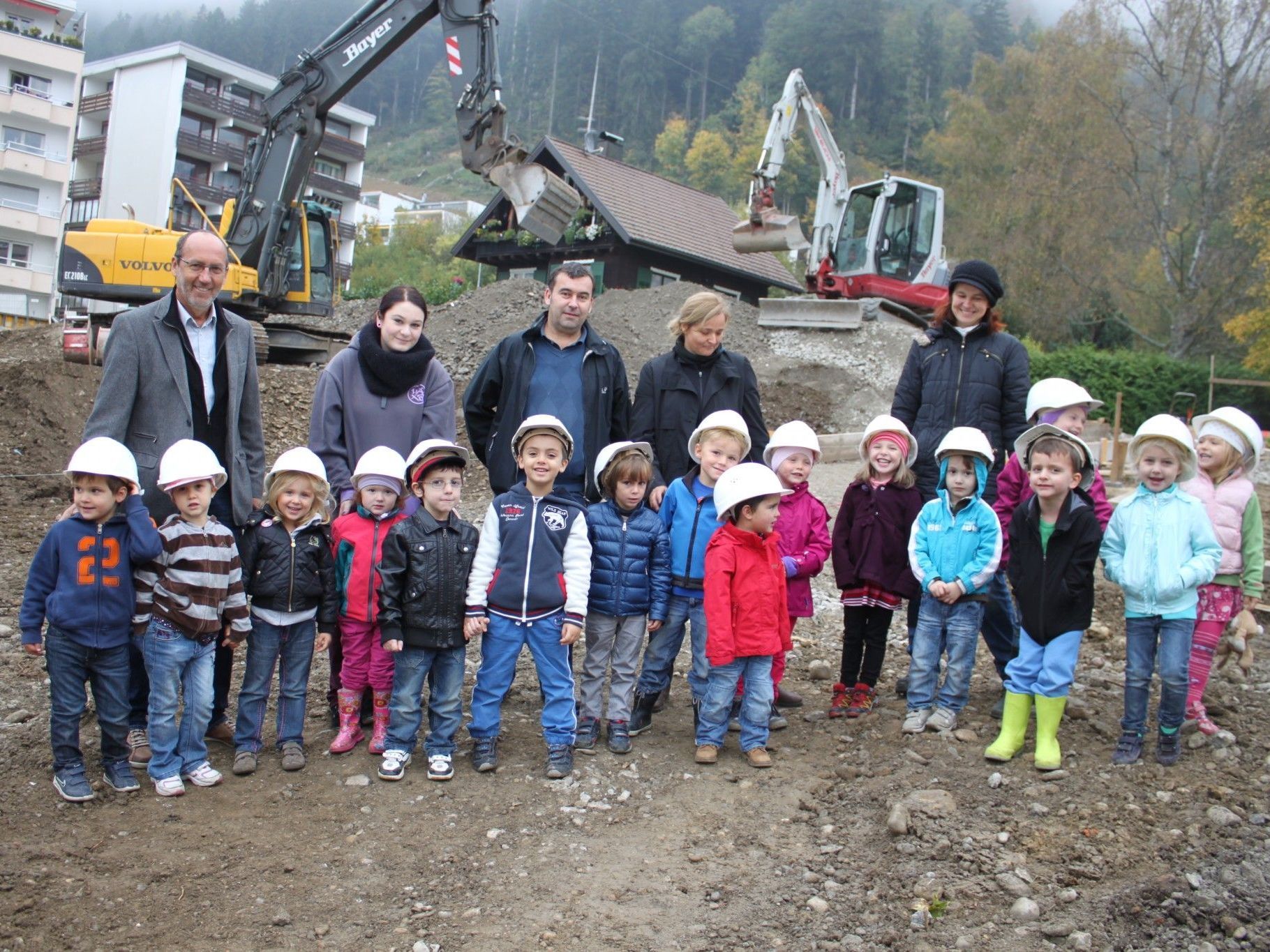 Da gab es viel zu sehen: Die Kindergartenkinder vom Seepark bei der Baubesichtigung des neuen „Kindergarten Klausmühle“ in Lochau Süd. Da gab es viel zu sehen: Die Kindergartenkinder vom Seepark bei der Baubesichtigung des neuen „Kindergarten Klausmühle“ in Lochau Süd.