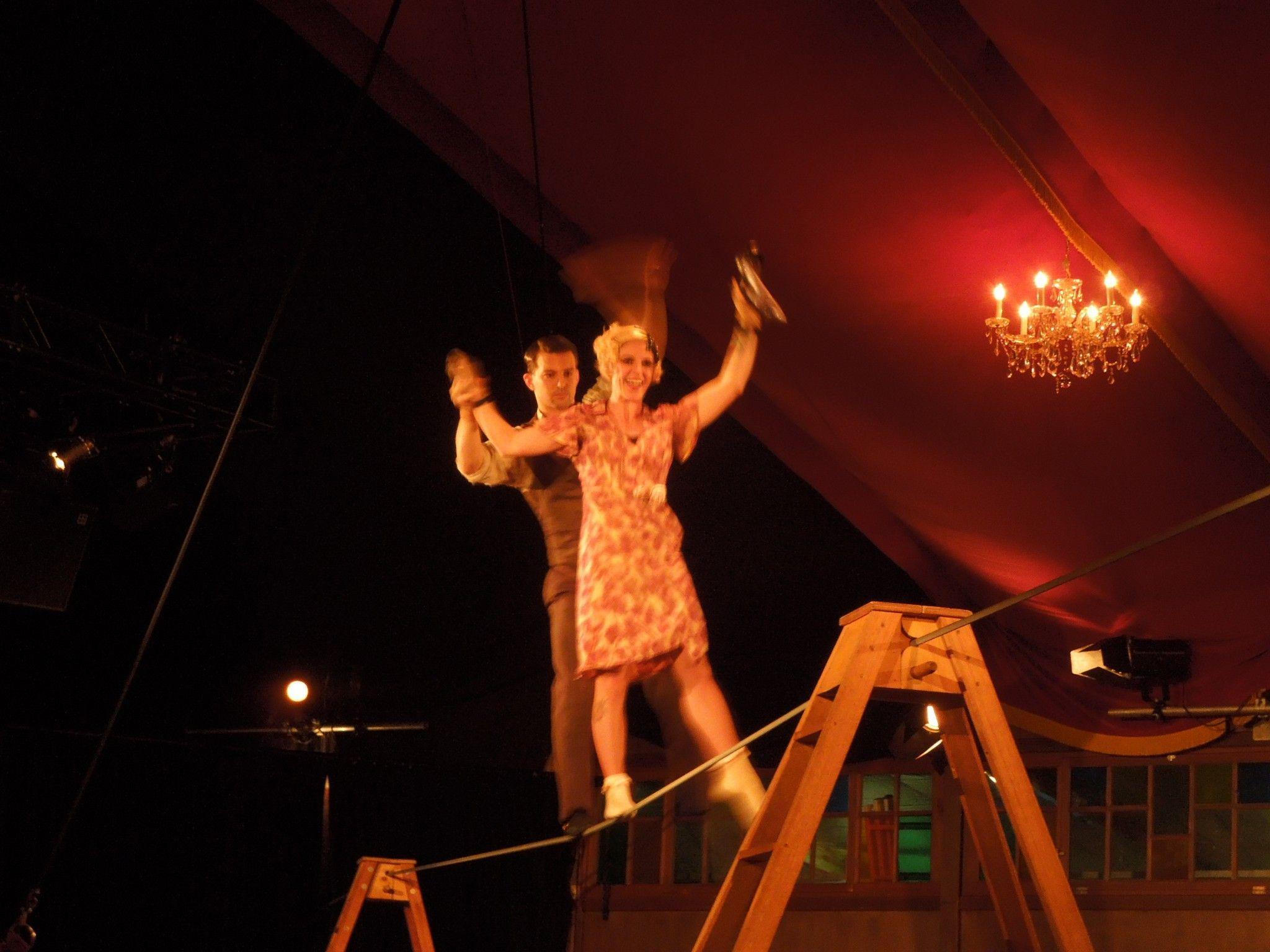 Akrobatik auf höchstem Niveau und ein Hauch von Erotik wurde den Zuschauern beim Zirkustheater Cantina geboten.