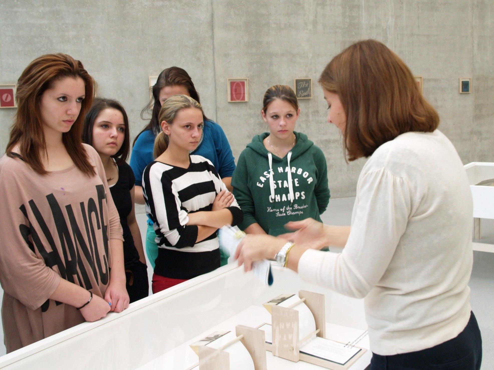 Christa Bohle führte eine Gruppe mit Schülerinnen durch die Ausstellung.
