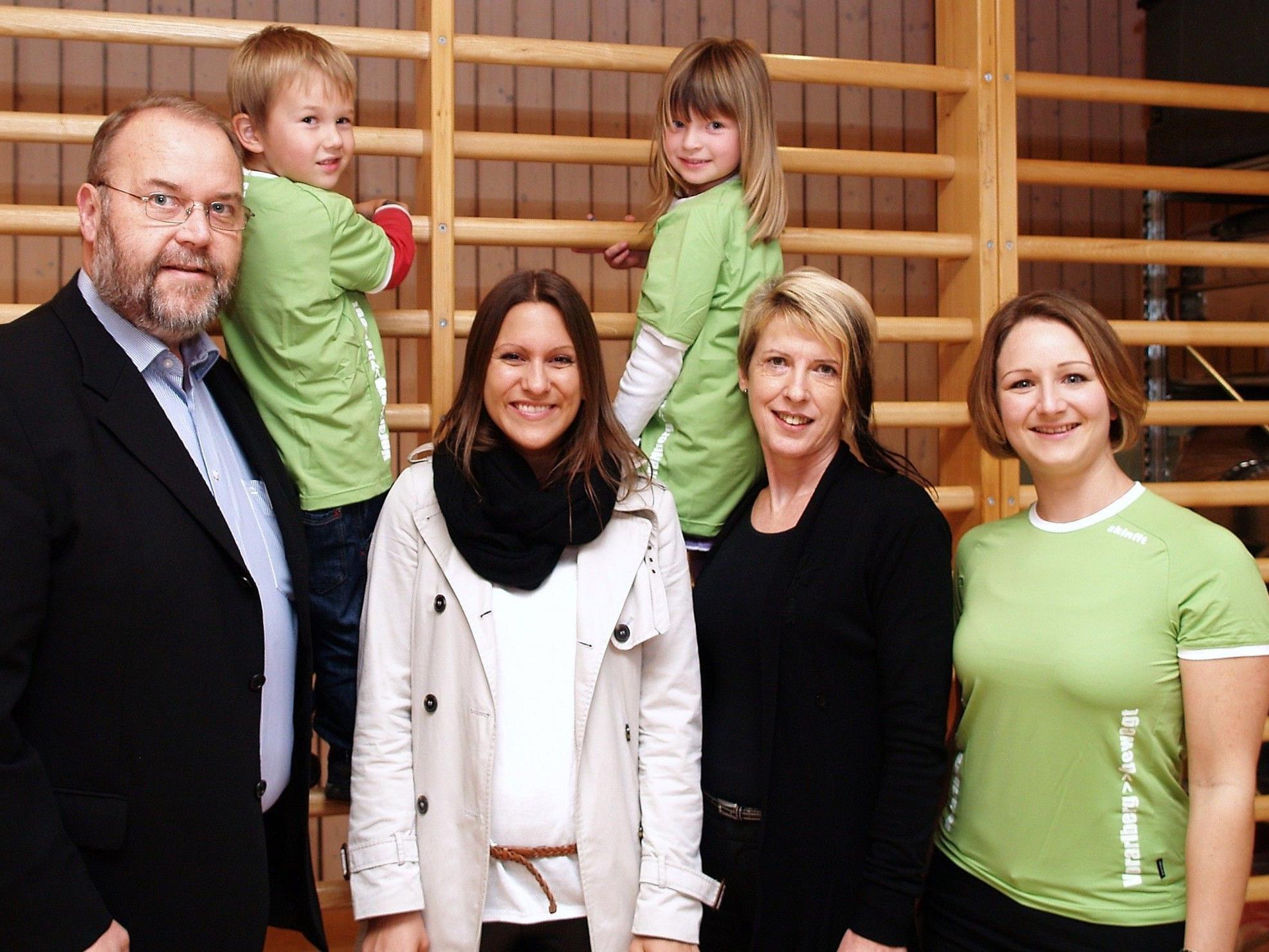 Kindergartenleiterin Martina Böckle mit Bürgermeister Werner Müller, Margot Thoma, Birgit Rothstein, sowie Theo und Jasmin