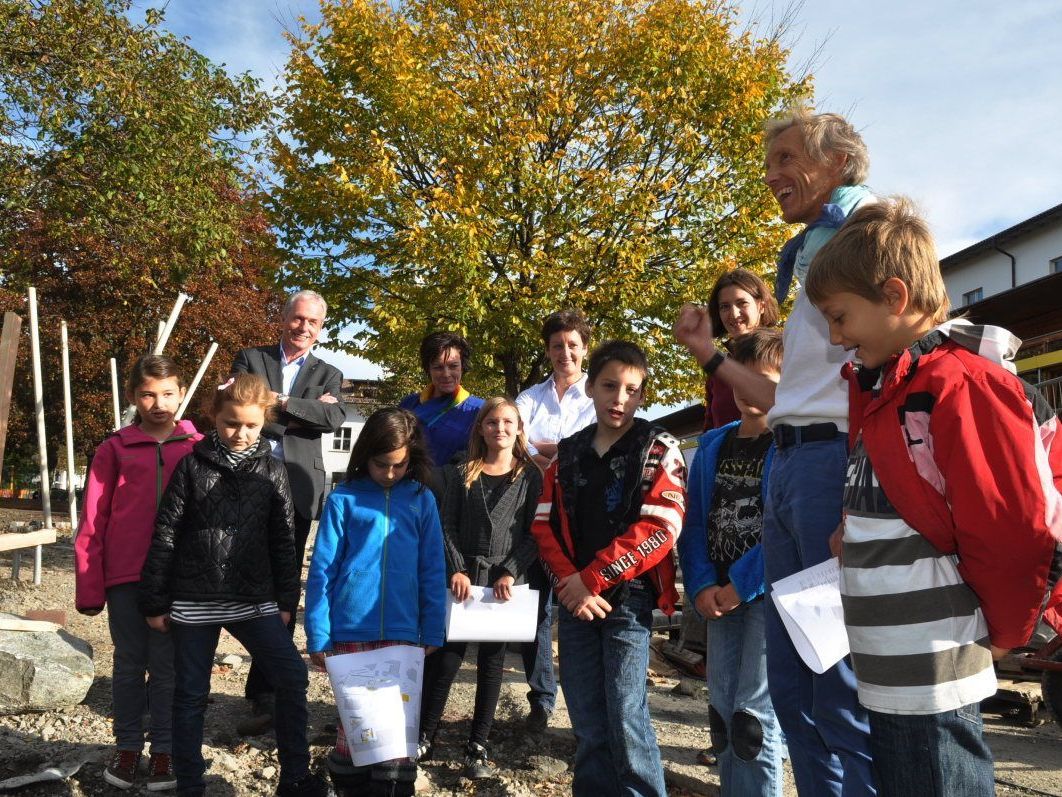 Die Kinder, aber auch Bgm. Brändle, Dir. Andrea Tiesler und Landschaftsarchitekt Dirk Schelhorn freuen sich über den Baufortschritt beim Spielplatz. Die Kinder, aber auch Bgm. Brändle, Dir. Andrea Tiesler und Landschaftsarchitekt Dirk Schelhorn freuen sich über den Baufortschritt beim Spielplatz.