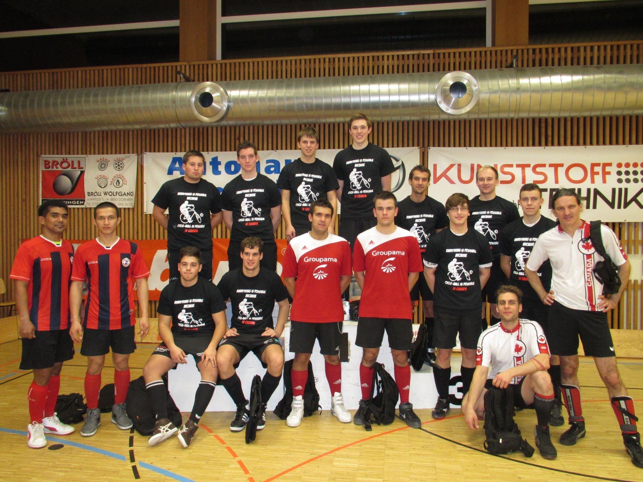 Favoritensiege bei den Radball-Turnieren in der Höchster Rheinauhalle. Favoritensiege bei den Radball-Turnieren in der Höchster Rheinauhalle.