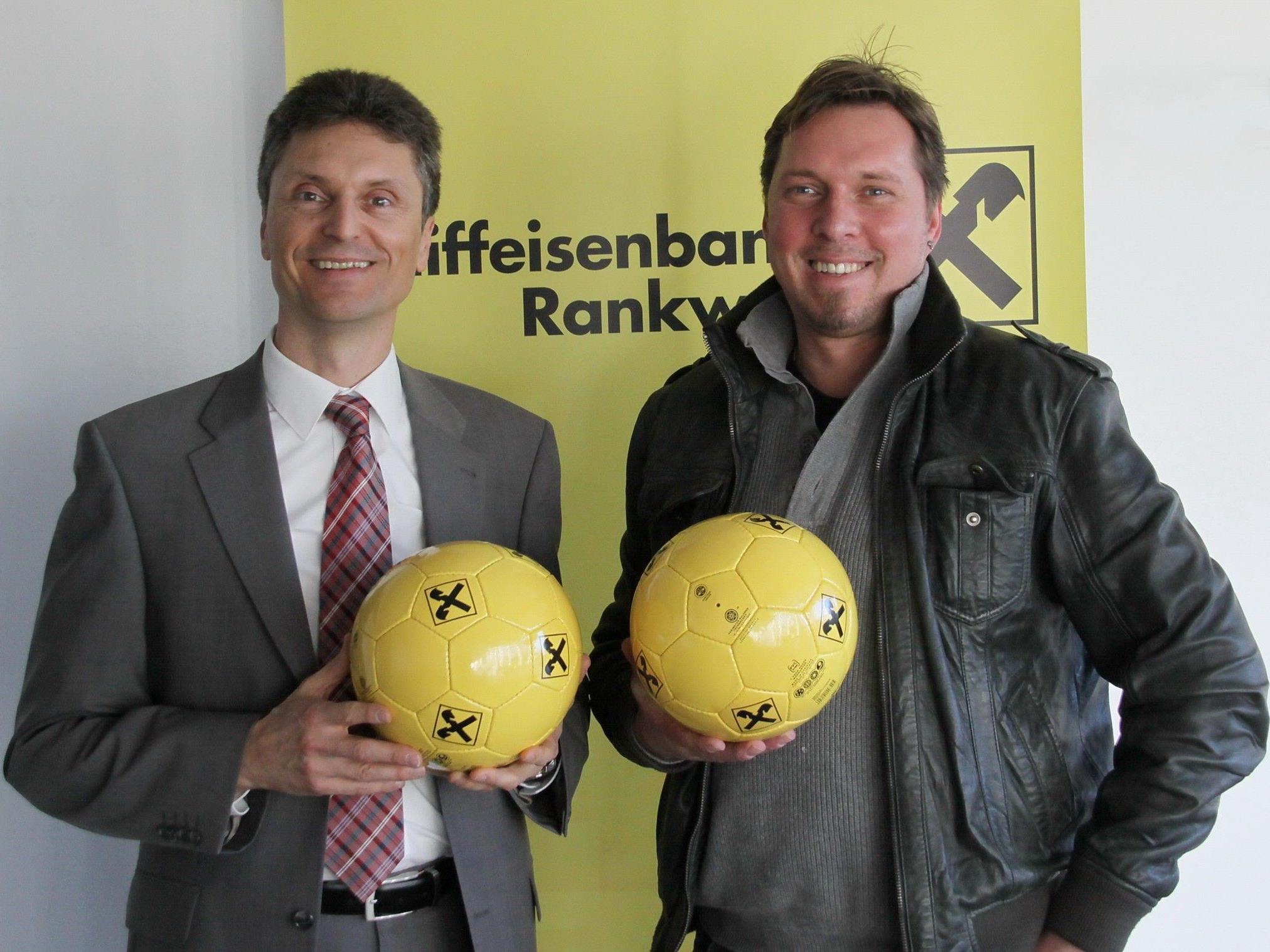 Die Raiffeisenbank Rankweil mit Dir. Roland Marte mit RW-"Boss" Ulli Bischoff freuen sich auf das Spiel.