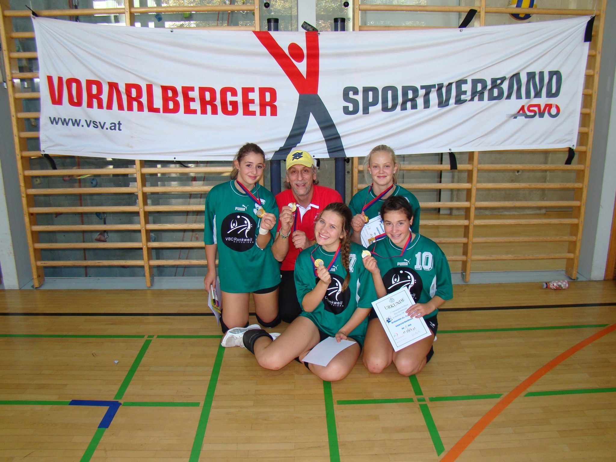 Die Rankweiler Siegerinnen mit Trainer "Elmarinho" Die Rankweiler Siegerinnen mit Trainer "Elmarinho"