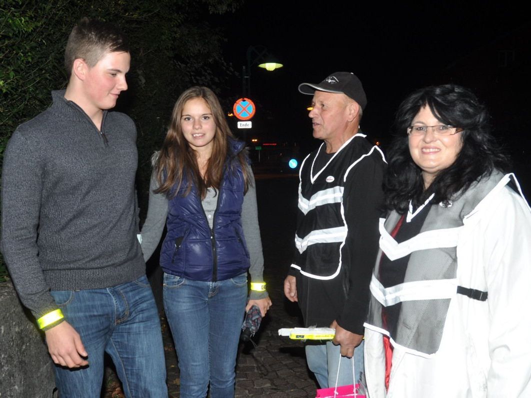 Silvia Wagner und Josef Schweiger informierten wie wichtig es ist, im Straßenverkehr sichtbar unterwegs zu sein. Silvia Wagner und Josef Schweiger informierten wie wichtig es ist, im Straßenverkehr sichtbar unterwegs zu sein.