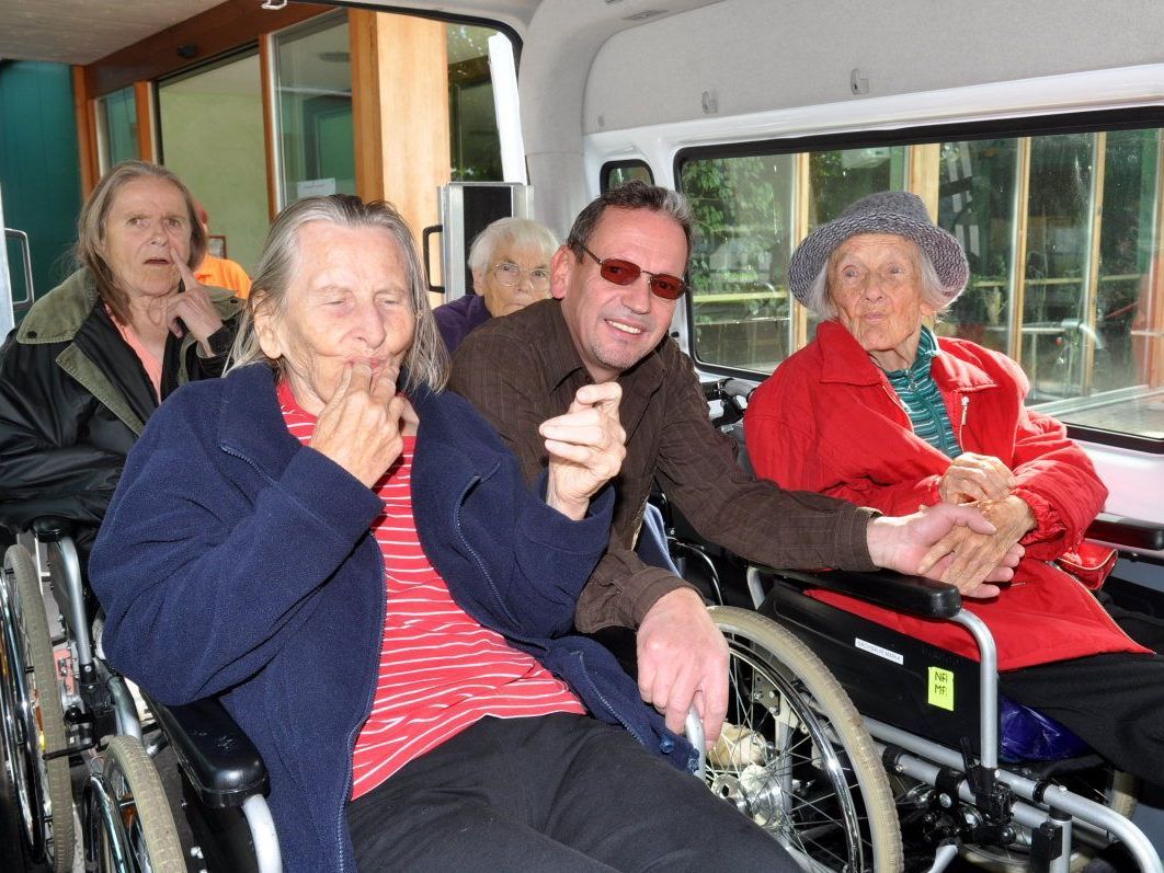 Der ehemalige Bus-Chauffeur Alexander Reheis fährt regelmäßig die Bewohner des Sozialzentrums bei verschiedenen Ausflügen. Der ehemalige Bus-Chauffeur Alexander Reheis fährt regelmäßig die Bewohner des Sozialzentrums bei verschiedenen Ausflügen.