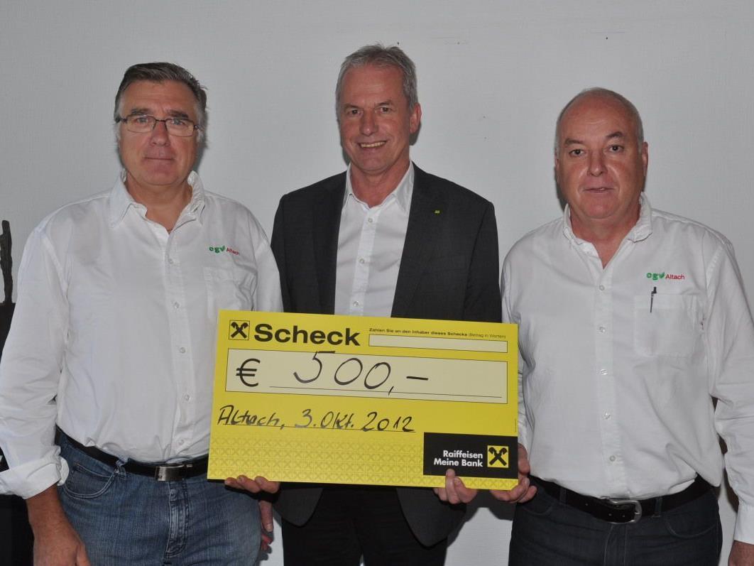 Bgm. Gottfried Brändle (M.) konnte von Walter Sabata (l.) und Herbert Wehinger den Scheck für den Sozialfonds entgegennehmen.