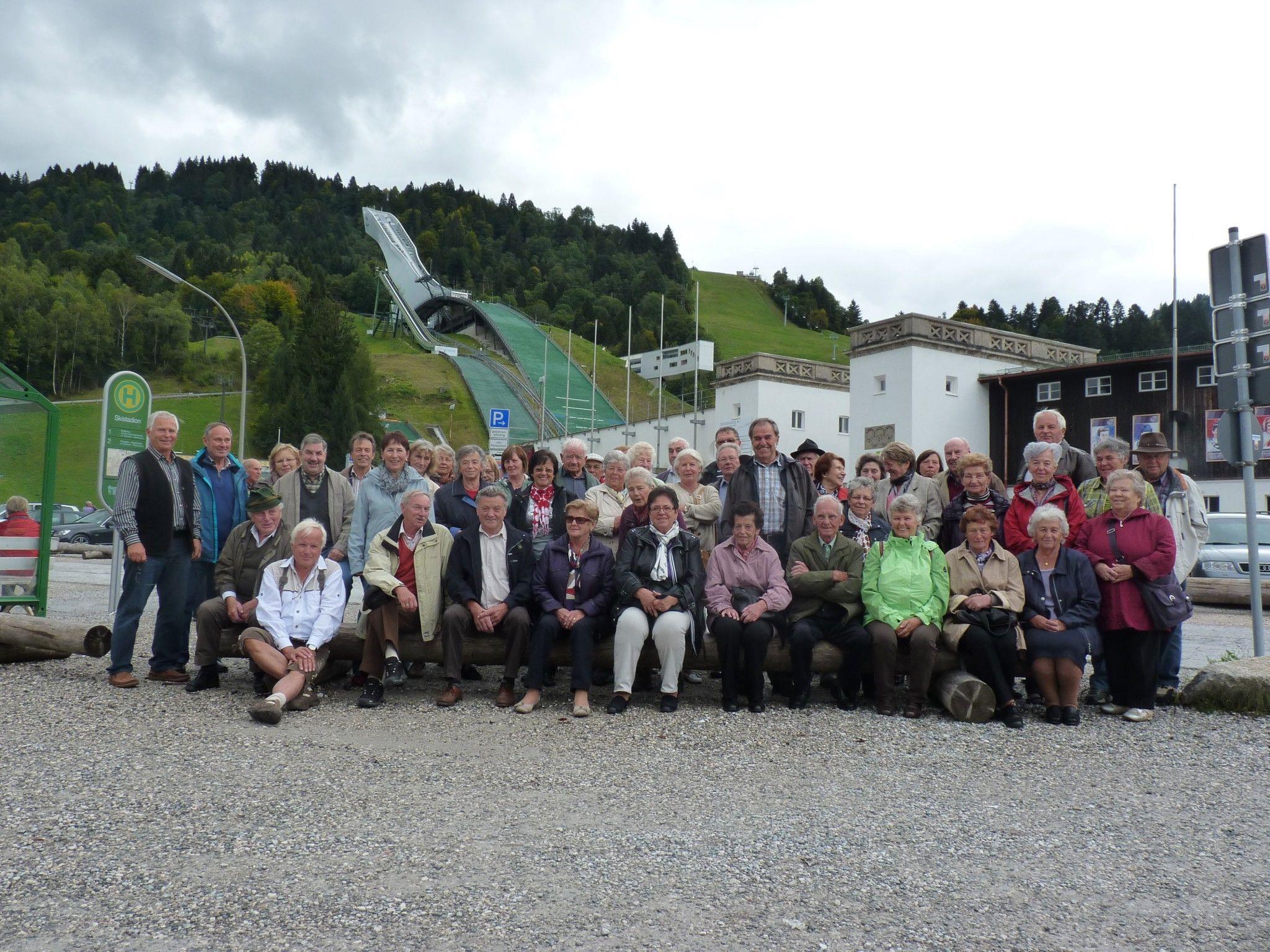 Die Reiseteilnehmer von Senioren-Aktiv-Bürserberg vor der imposanten Olympiaschanze in Garmisch-Partenkirchen.