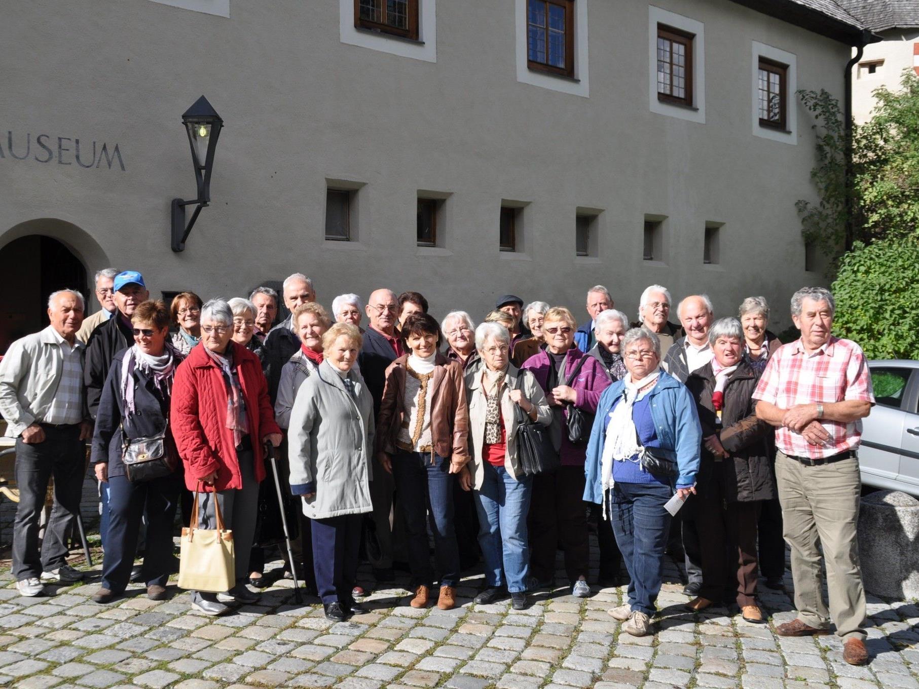 Seniorenbund Ludesch vor Schloss Landeck