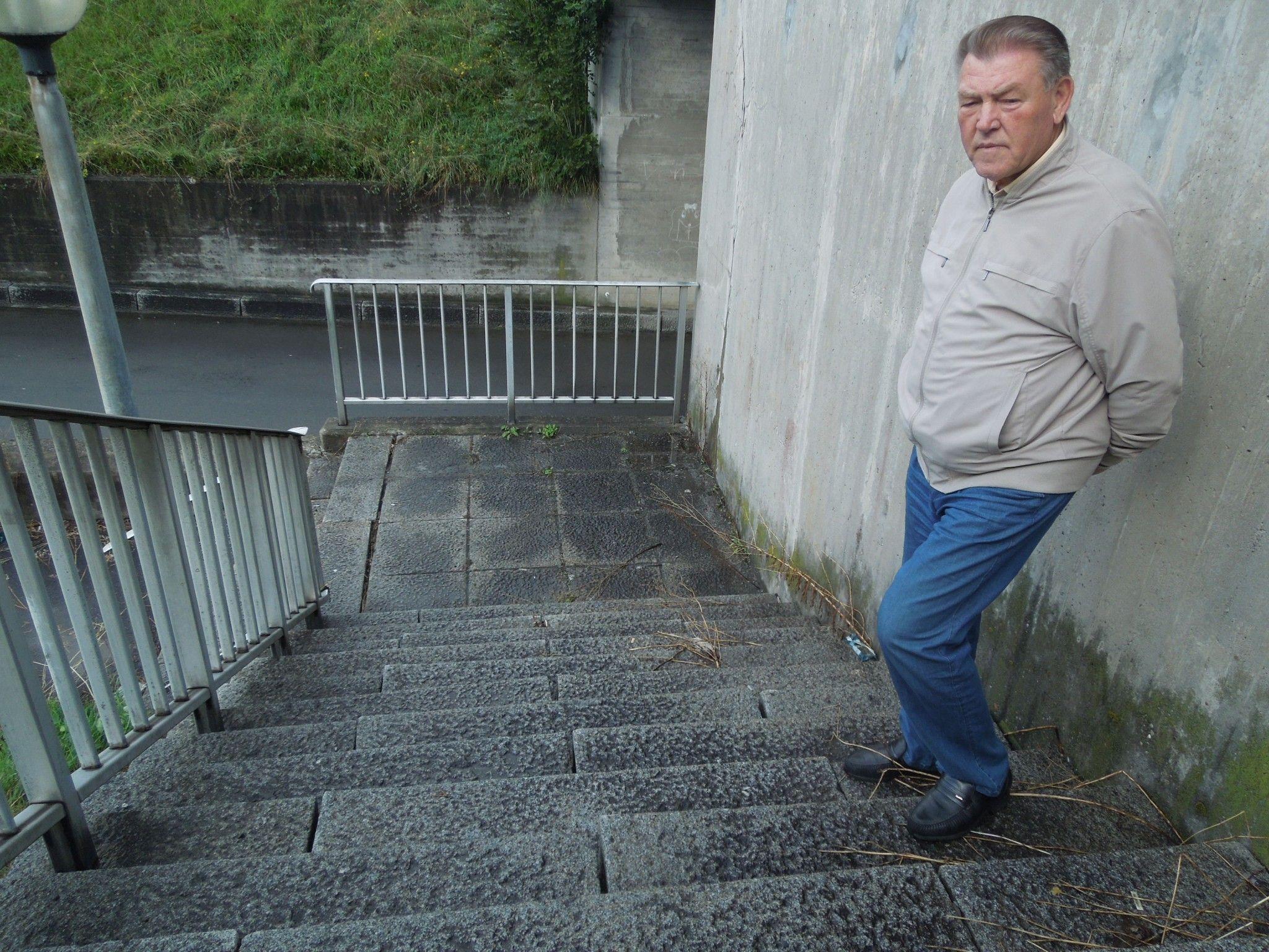 Die gefährliche Treppe beim Zollamt soll nun abgerissen und durch einen Trampelpfad ersetzt werden.