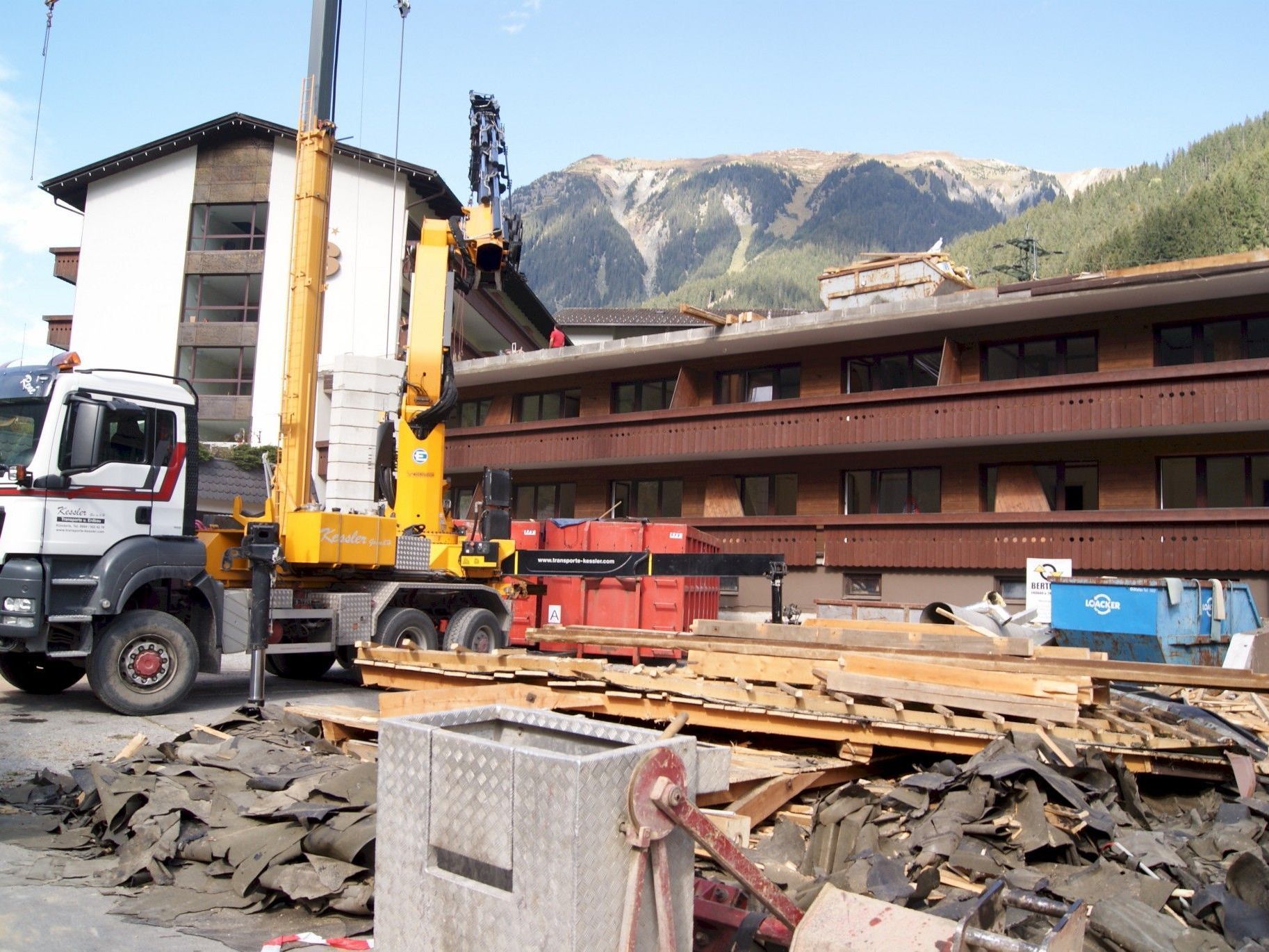 Als riesige Baustelle präsentiert sich zur Zeit das Sporthotel Silvretta Nova. Als riesige Baustelle präsentiert sich zur Zeit das Sporthotel Silvretta Nova.