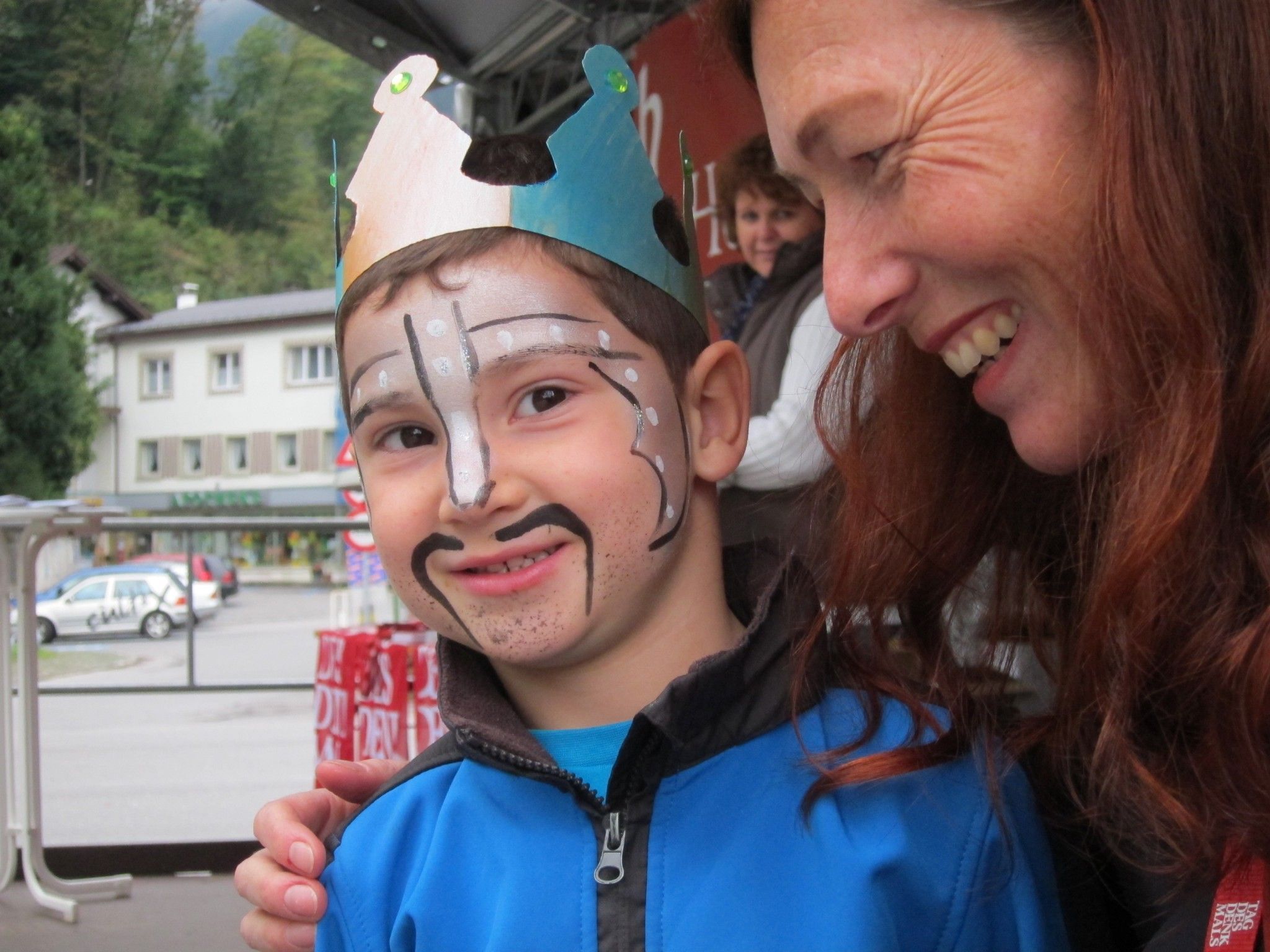 Landeskonservatorin DI Eva Hody mit „Ritter“ Lukas am Treffpunkt in Hohenems.