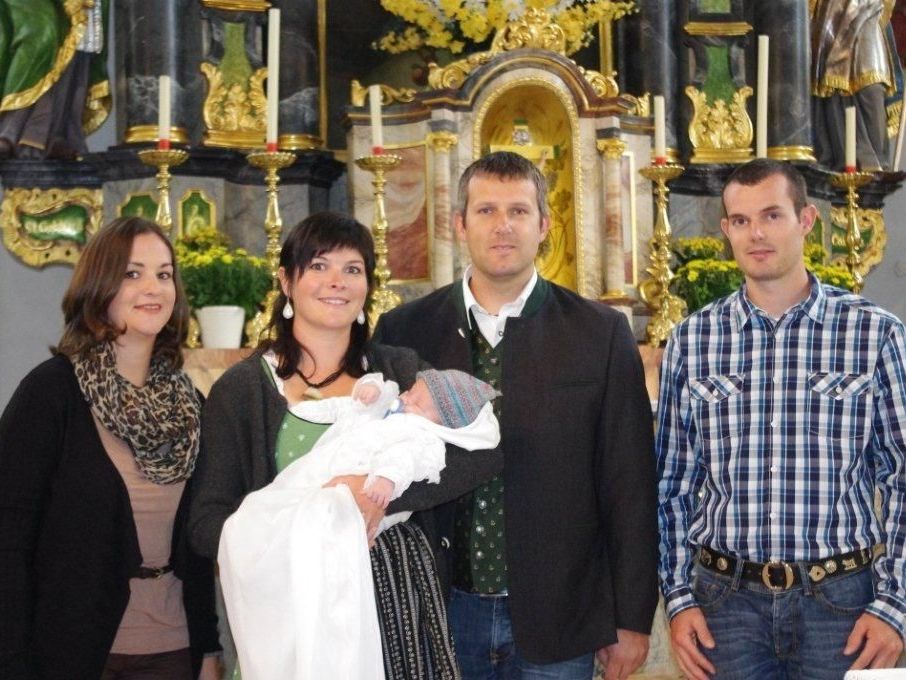 Der Sonnenschein Bernhard wird von den Eltern und Paten zur Taufe getragen. Der Sonnenschein Bernhard wird von den Eltern und Paten zur Taufe getragen.