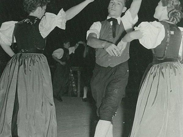 Trachtentanz von 1955. Trachtentanz von 1955.