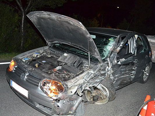 Der Pkw wurde bei dem Unfall auf der B21 schwer beschädigt Der Pkw wurde bei dem Unfall auf der B21 schwer beschädigt