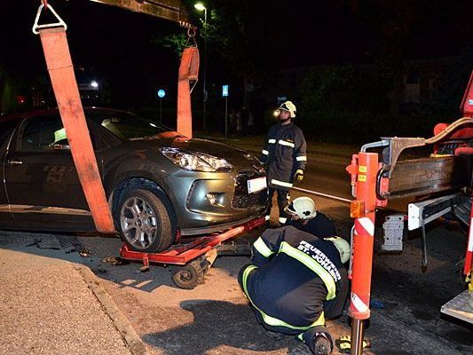 Die Feuerwehr schafft einen beschädigten Wagen in Ternitz von der Straße Die Feuerwehr schafft einen beschädigten Wagen in Ternitz von der Straße