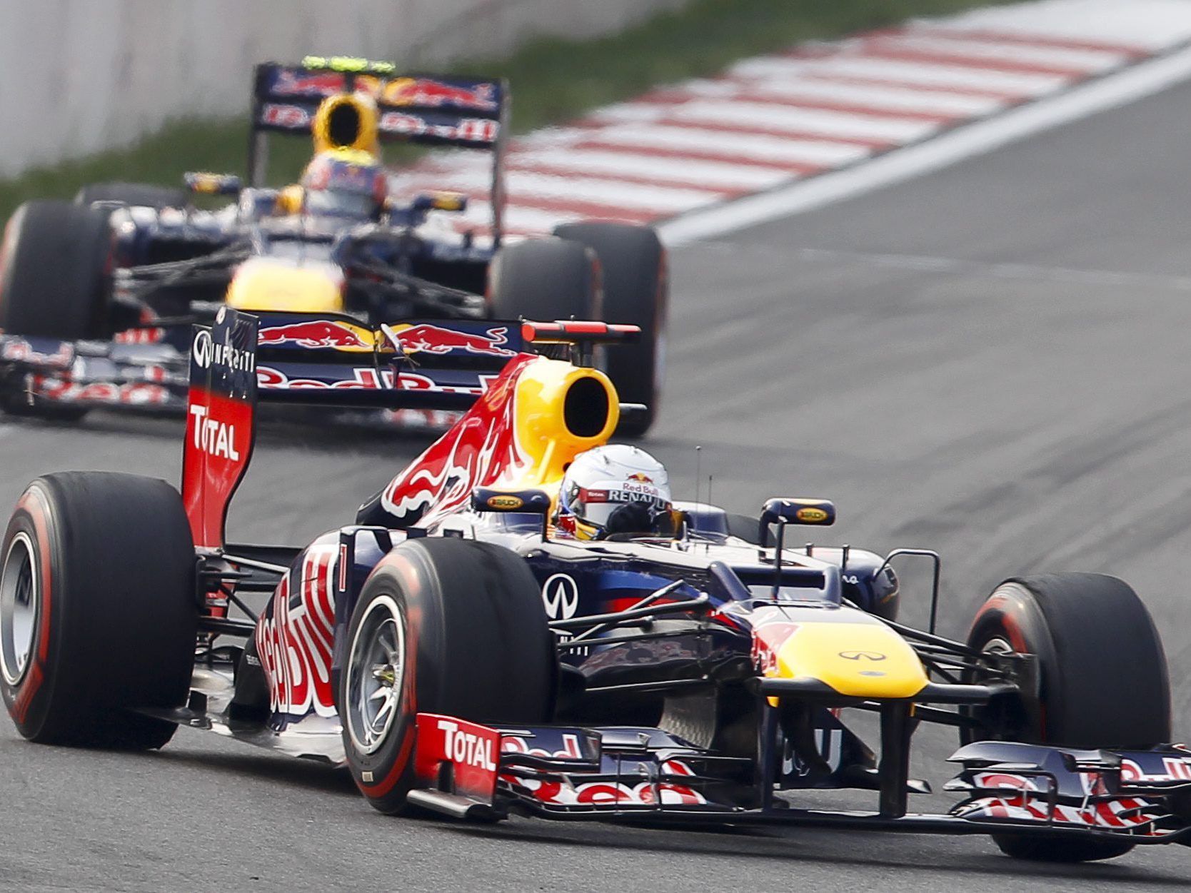 Sebastian Vettel ist mit seinem dritten Sieg in Folge wieder das Maß aller Dinge in der Formel 1. Sebastian Vettel ist mit seinem dritten Sieg in Folge wieder das Maß aller Dinge in der Formel 1.