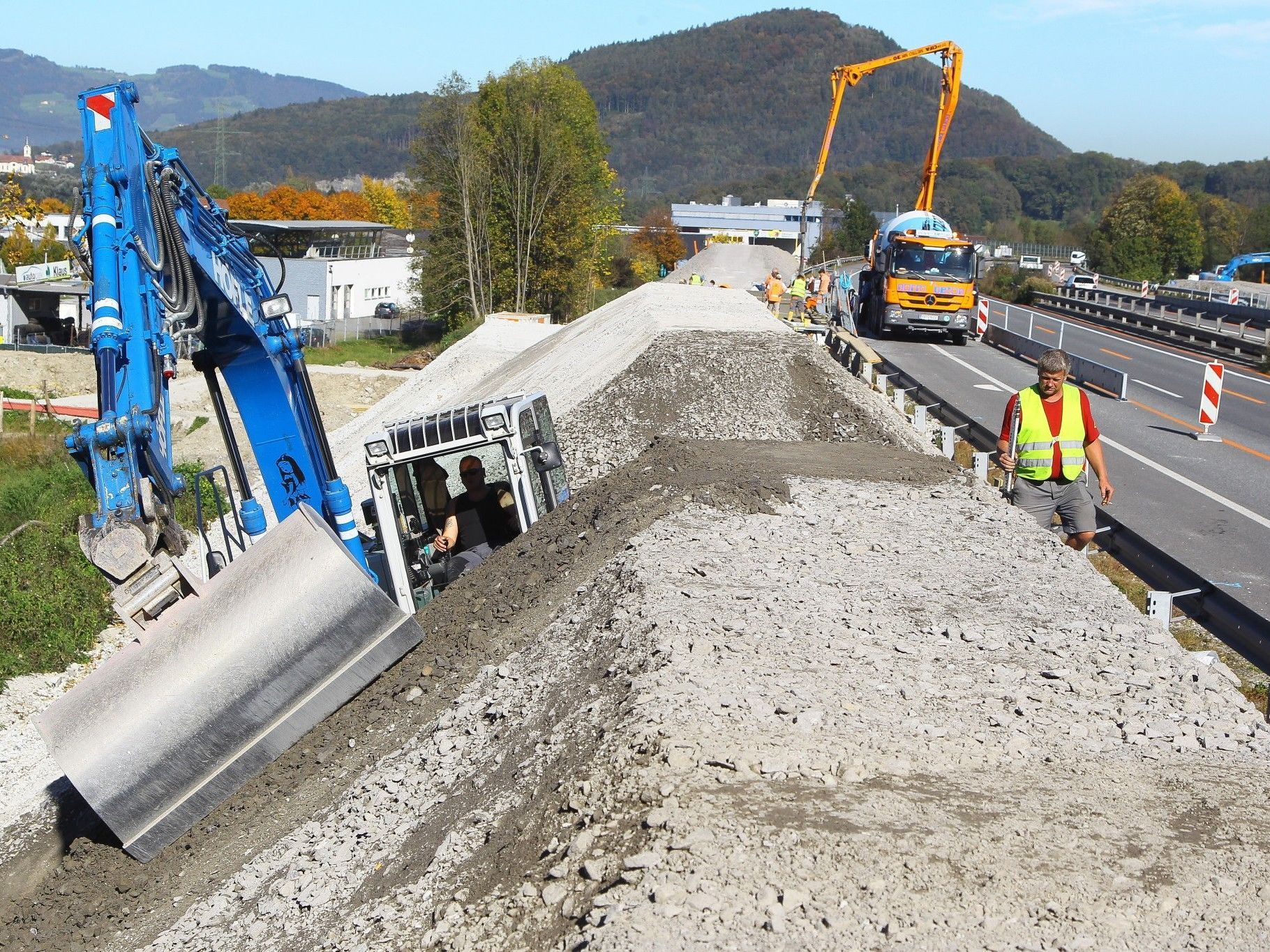 Bereits gut erkennbar sind die beiden Rampen für den künftigen Vollanschluss. Bereits gut erkennbar sind die beiden Rampen für den künftigen Vollanschluss.