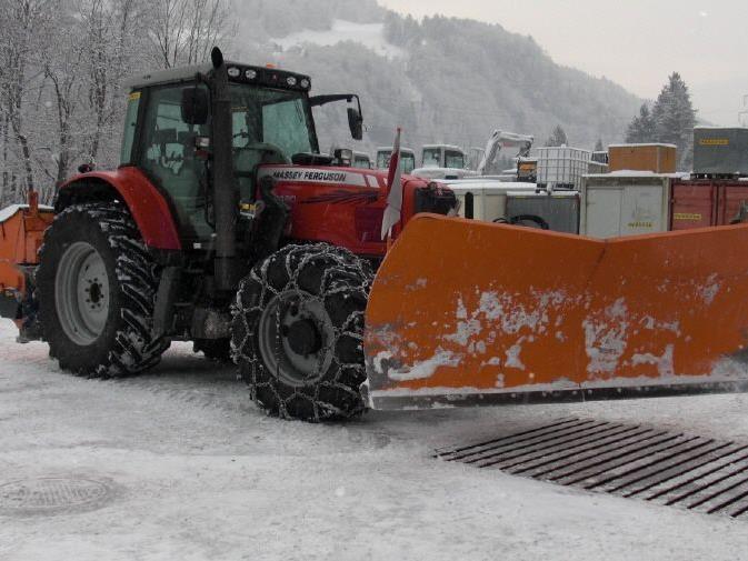 Schneepflug und Streuwagen der Firma Wachter aus Vandans sind für den Winter bestens vorbereitet.
