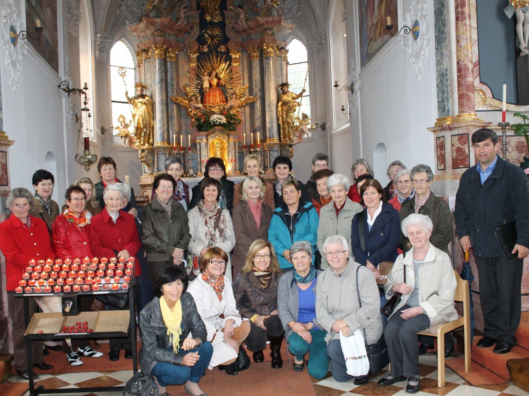 Pilgerinnen aus Ludesch mit Pfarrer in der Wallfahrtskirche