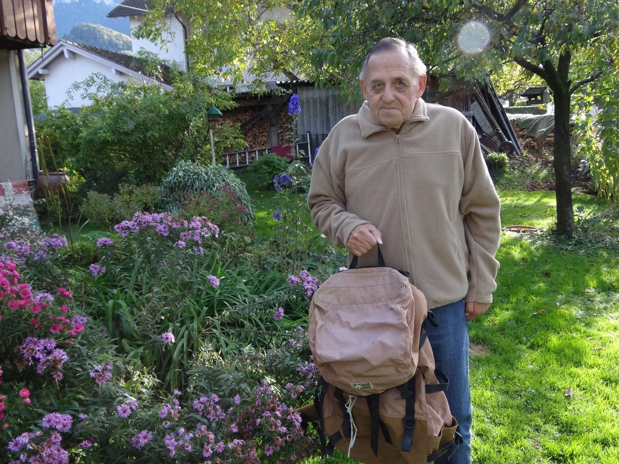 Walter Bell zeigt stolz seinen Rucksack, den er vor 30 Jahren im Himalaya Gebiet dabei gehabt hat