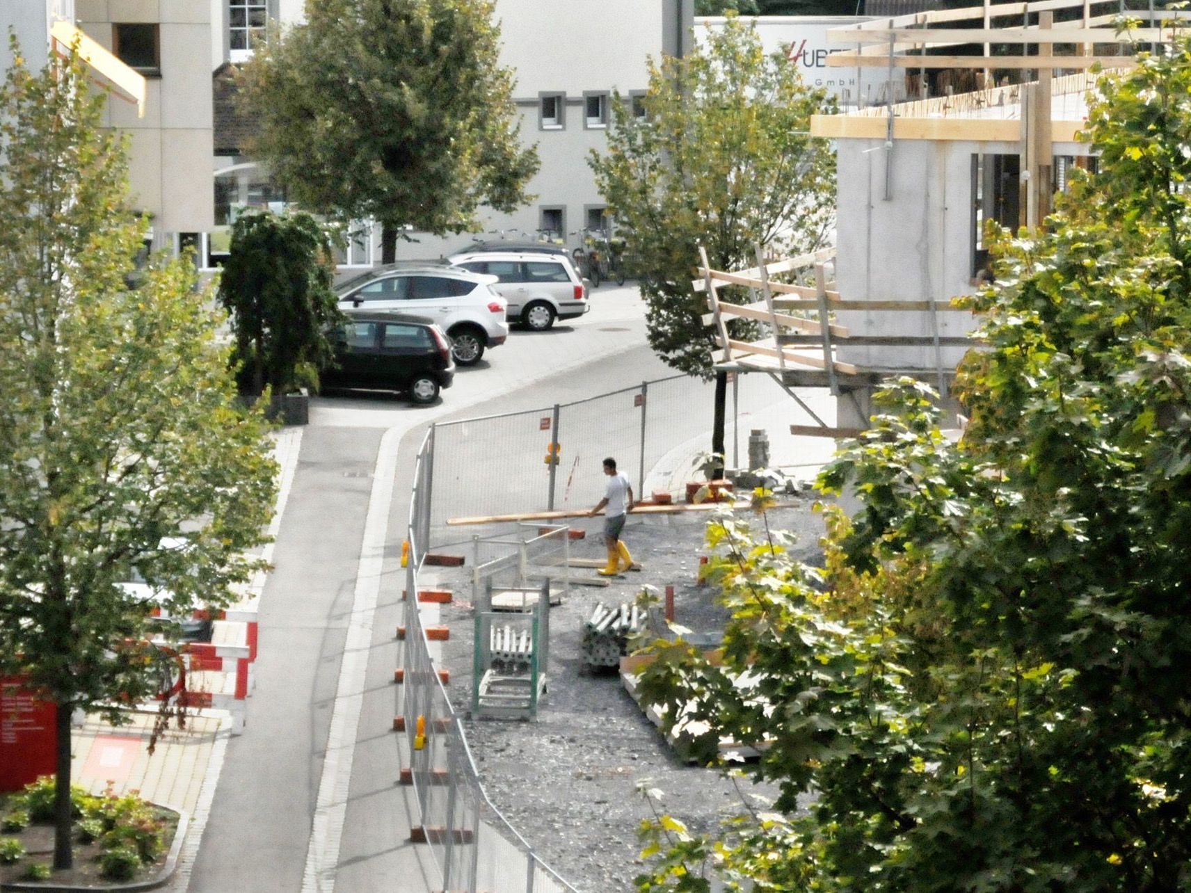 Die Engstelle im Dorfzentrum von Höchst verursacht eine Verlängerung der Umleitung. Die Engstelle im Dorfzentrum von Höchst verursacht eine Verlängerung der Umleitung.