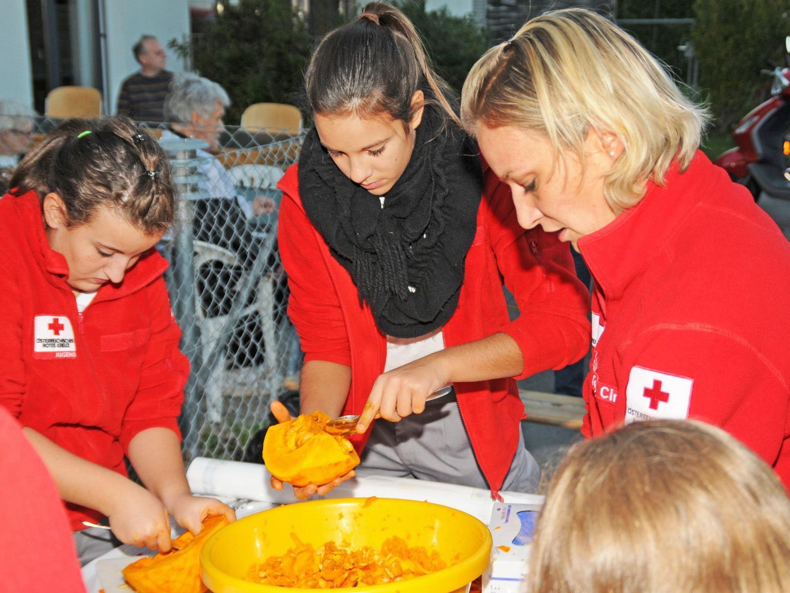 Mitglieder der Rotkreuz Jugend Hard bereiten die Kürbisse für das Menü bei der Lebenshilfe vor.