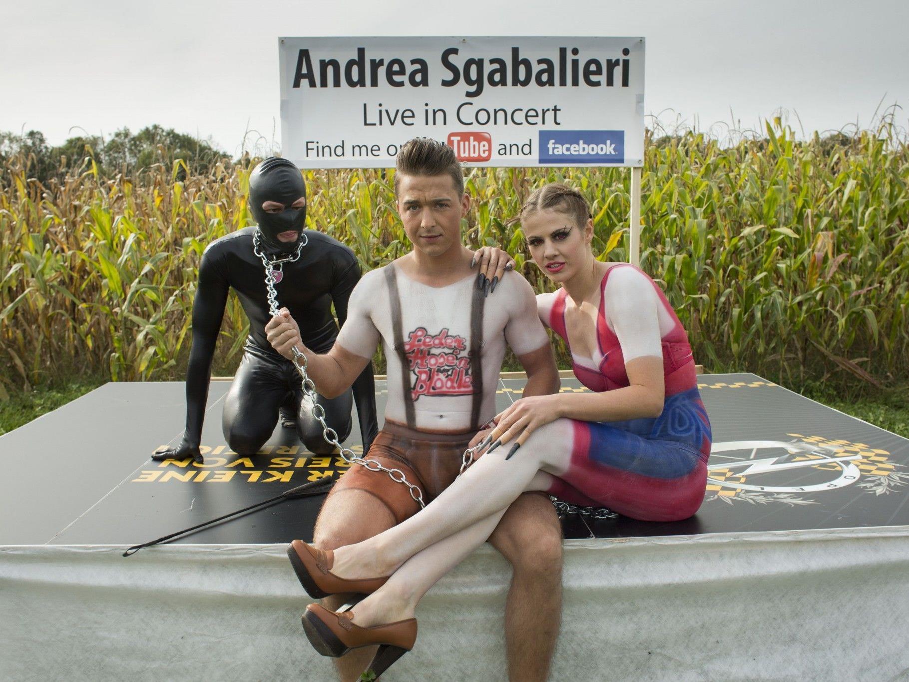 Das verrückte Groupie alias Susi Moll und "Mr. Nice" Andrea Sgabalieri beim Video-Dreh.